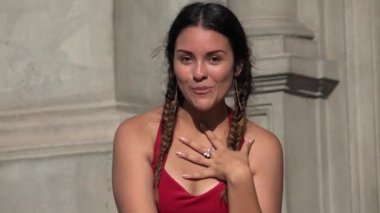 Kadın Teen konuşuyor ya da konuşma