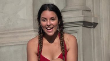 Konuşurken bir gencin