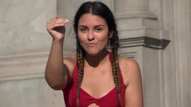 Женщины-подростки разговаривают с помощью ручных жестов — стоковое видео