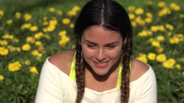 Kadın genç ağlıyor