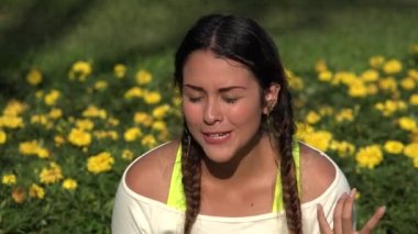 Deli kadın genç ağlıyor