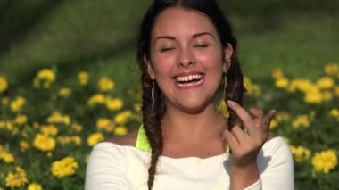 Kadın genç gülüyor