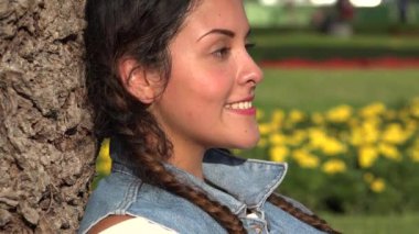 Mutlu genç Park'ta dinlenme