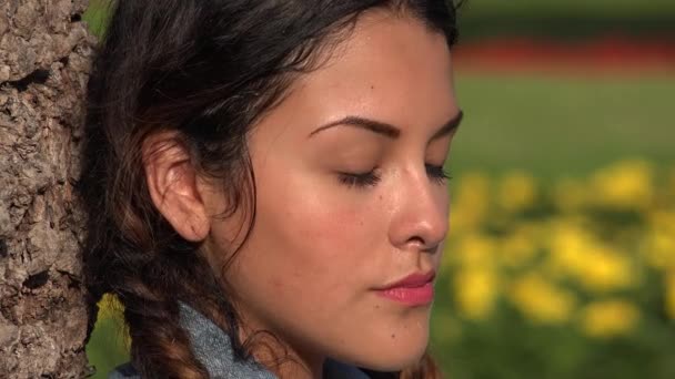 Joyeux adolescent féminin dans le parc — Video