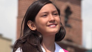 Gülümseyen genç çocuk