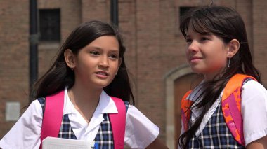 Katolik öğrencilerin okul üniformaları giyen