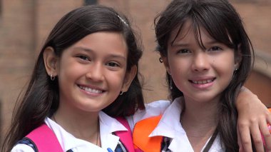 Gülümseyen güzel kız öğrenciler