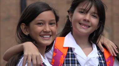 Okul çocukları gülümseyen