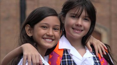 Kız öğrenci ve arkadaşları