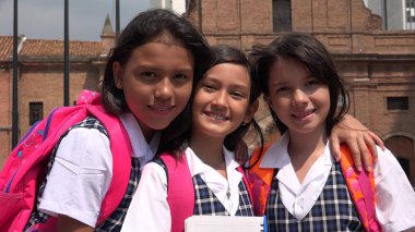 Okul giyen okul üniformaları çocuklar