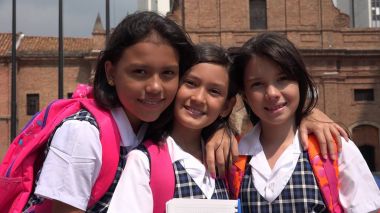 Güzel kız öğrenciler okul üniformaları giyen poz