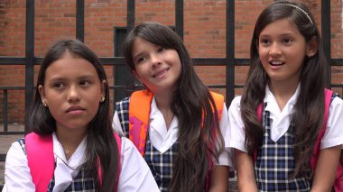 Giyen dinleme çocuk okul üniformaları