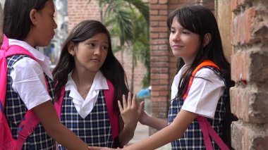 Okul üniformaları giyen depresif sevimli kız öğrenciler