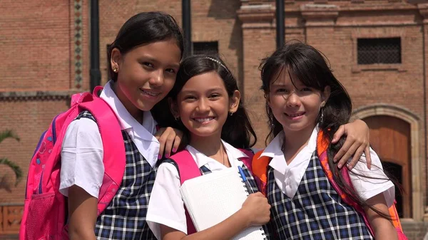 Bambini della scuola che indossano uniformi scolastiche — Foto Stock