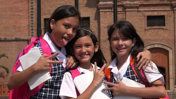 Giovani studenti ragazza e segno di pace indossando uniformi scolastiche — Foto Stock