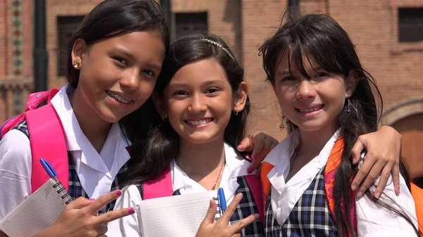 Studenti ispanici ragazza e segno di pace indossare uniformi scolastiche — Foto Stock