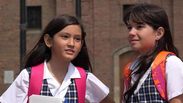 Katolik öğrencilerin okul üniformaları giyen