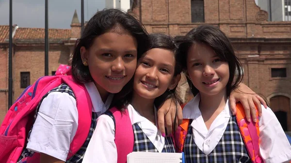 Güzel kız öğrenciler okul üniformaları giyen poz