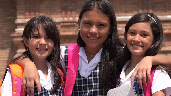 Studenti piuttosto femminili e amicizia indossando uniformi scolastiche — Foto Stock