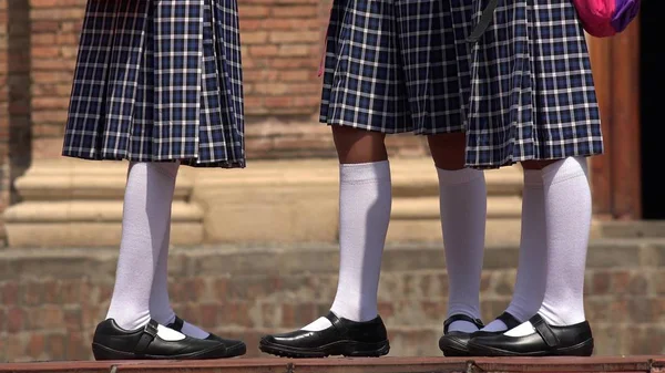 Escola Feminina Crianças vestindo uniformes — Fotografia de Stock