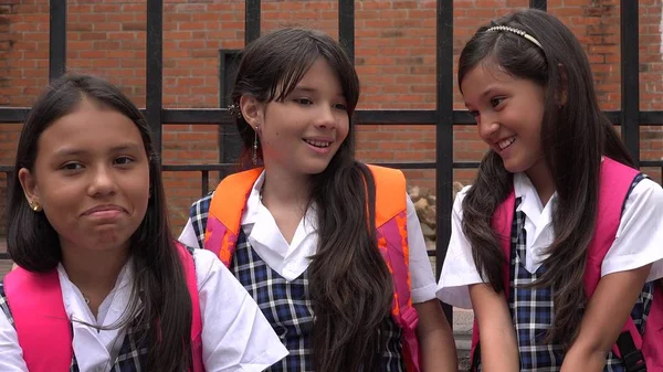 Estudiantes hispanos vistiendo uniformes escolares —  Fotos de Stock