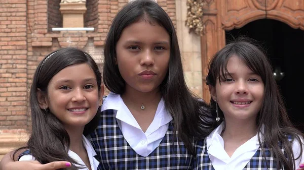 Studenti ispanici che indossano uniformi scolastiche — Foto Stock