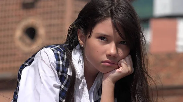 Mutsuz Latina kız çocuk