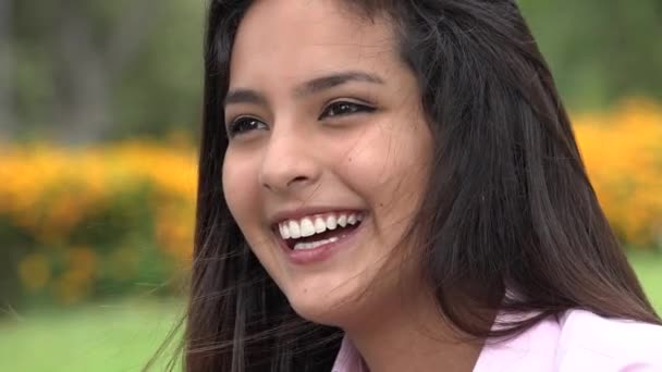 Bella ragazza adolescente sorridente — Video Stock