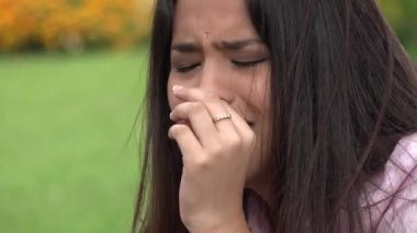 Üzgün gözü yaşlı genç kız