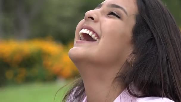 Гарненька підліток дівчина сміється — стокове відео