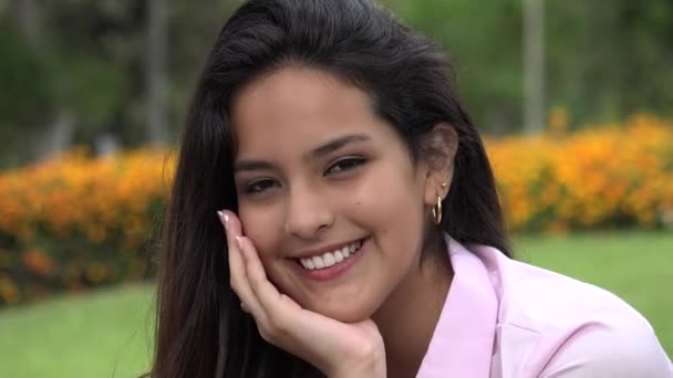 Bastante hispana adolescente sonriendo — Vídeo de stock