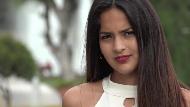 Hispanic vrouwelijke tiener — Stockvideo