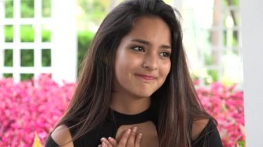 Genç kadın genç aşık