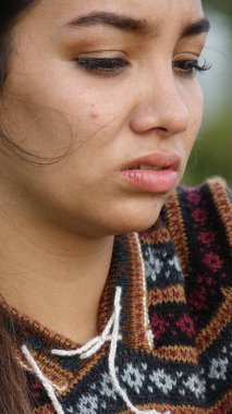 Genç kadın ve iğrenme