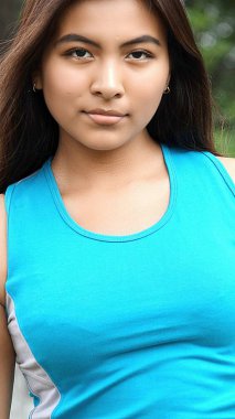 Kendine güvenen genç kadın