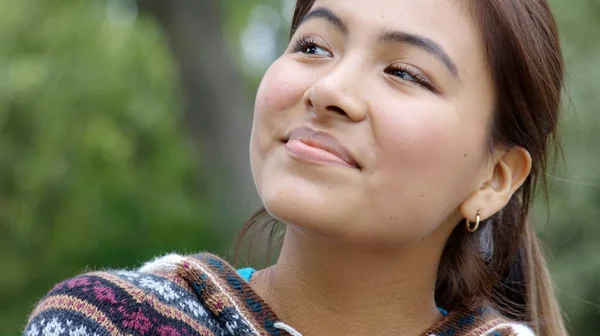 Sich wundernde junge peruanische Teenager-Hündin — Stockfoto