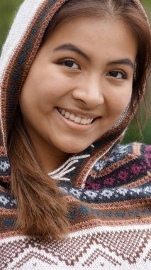 Gülümseyen güzel kız