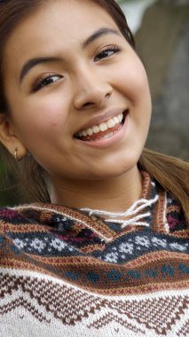 Bir neşeli kız genç 