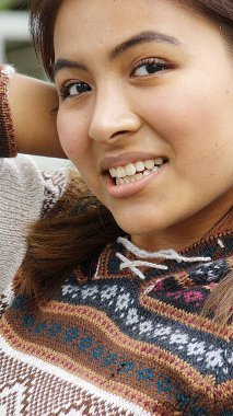 Güzel erkek kazak giyiyor