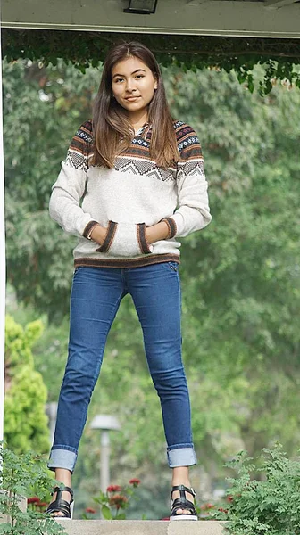 Junge peruanische Teenagerin — Stockfoto