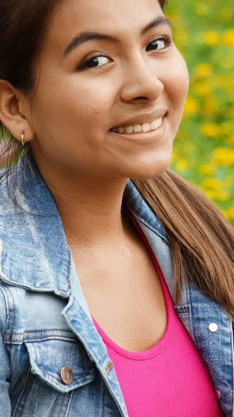 Sorrindo menina bonita adolescente — Fotografia de Stock