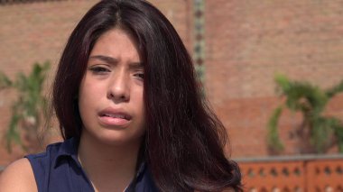 Gergin ve endişeli üzgün insan