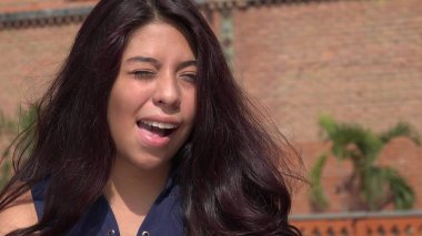 Çok genç kız göz kırpıyor