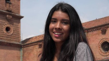 Mutlu insanlar gülümseyen kadın