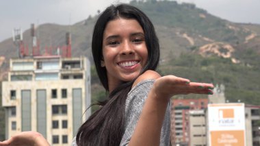 Oldukça heyecanlı gülümseyen genç kız