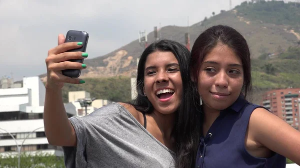 Amigos tirando uma selfie — Fotografia de Stock