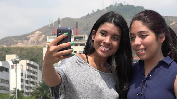 Adolescente niñas posando para selfie — Foto de Stock