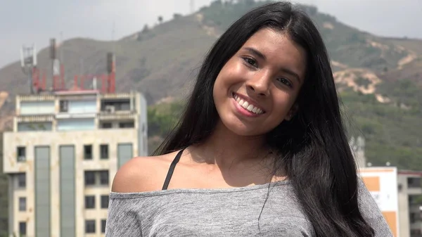 Bastante adolescente chica sonriendo — Foto de Stock