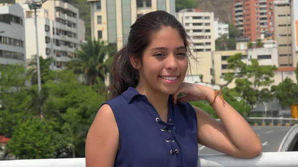 Urbano Latina Adolescente Menina — Fotografia de Stock