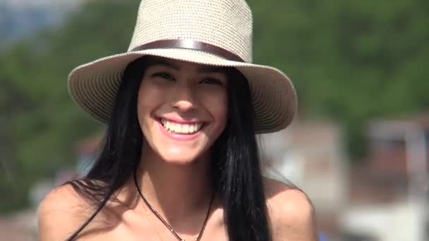 Mooie tiener meisje lachen met hoed — Stockvideo